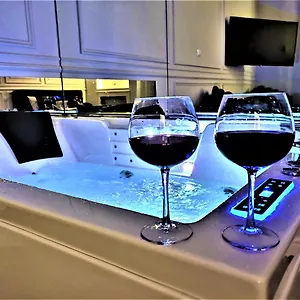 luxury-jacuzzi-apartment.krakowhotelspoland.com/